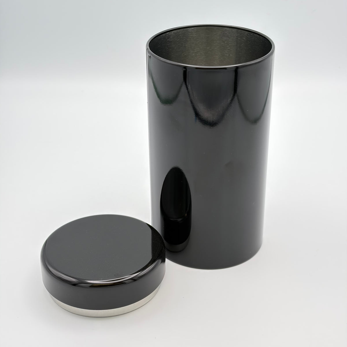 Shinny Black – Geoeffnet