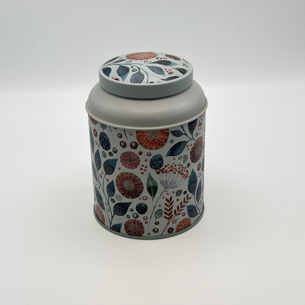 Linnea Yasou – Teedose mit graugrünem Deckel und Blumenmotiv, geschlossen