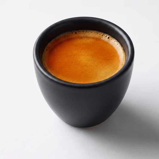 Espresso di Venezia Espresso in schwarzer Tasse mit Crema – Heissenberger Tee & Kaffee