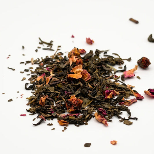 Sweet Rose – aromatisierter Grüntee lose mit Rosenblüten und Erdbeerstücken – Heissenberger Tee & Kaffee