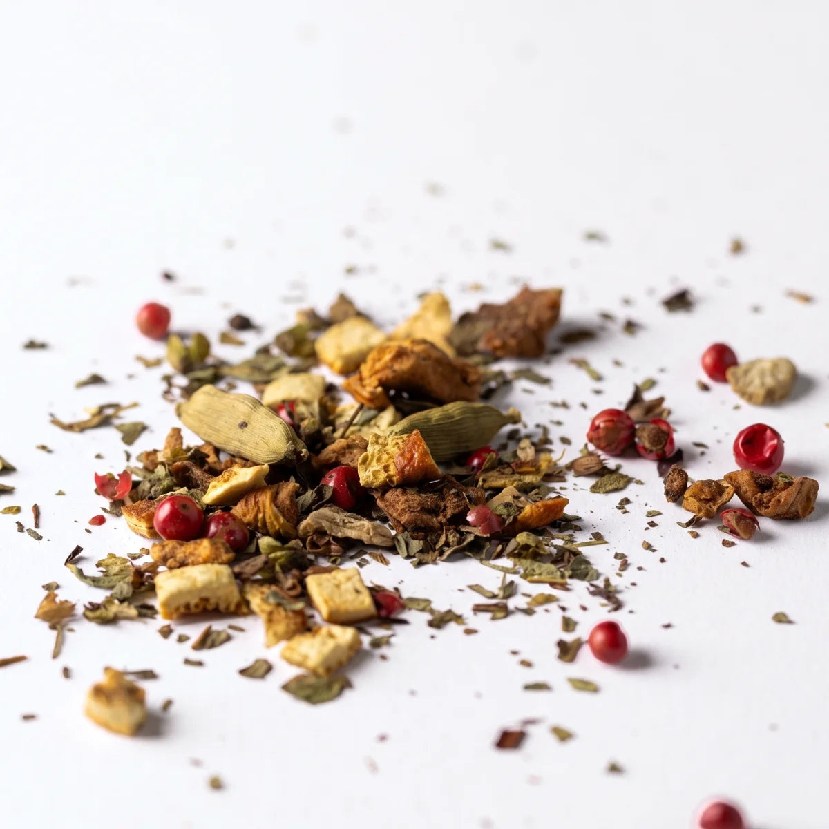 Pilates Tulsi Kräutertee lose mit Kardamom, rosa Pfeffer und Apfelstücken – Heissenberger Tee & Kaffee