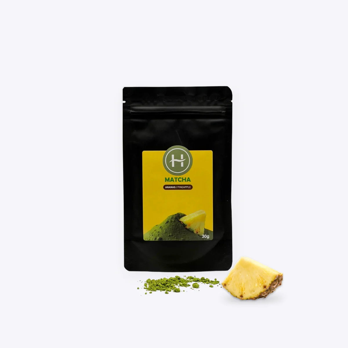 Matcha Ananas 30 g im schwarzen Beutel mit Matcha-Pulver und Ananasstück – Heissenberger Tee & Kaffee